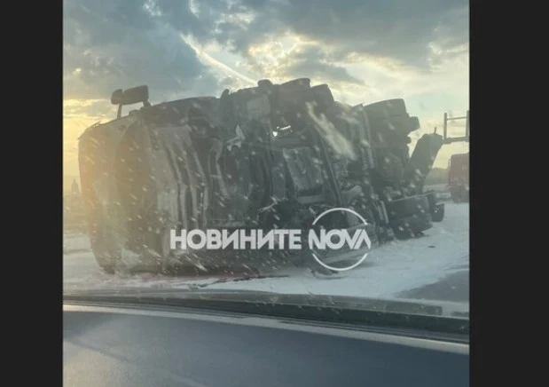Камион се обърна на Тракия, движението е затруднено (СНИМКИ)