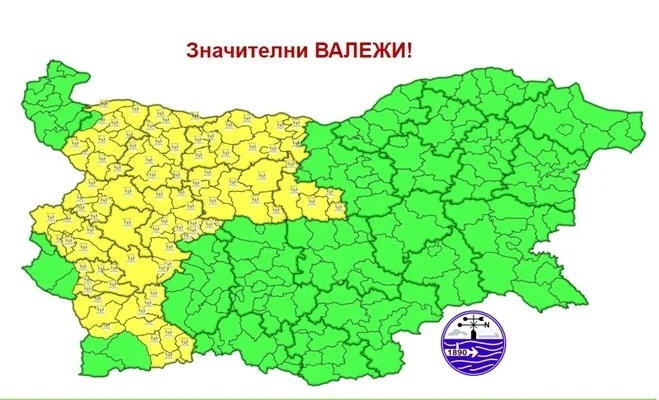 Жълт код за валежи с гръмотевици в десет области утре