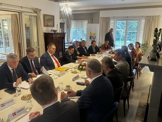 Посланиците на страните членки на ЕС се срещнаха с делегация на ДПС, водена от Делян Пеевски