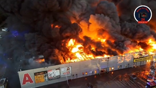 МОЛ с 1400 магазина изгоря във Варшава (СНИМКИ)