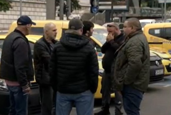Таксиметровият бранш с ултиматум към местната власт в София заради премахнати стоянки