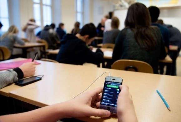 Гърция забрани мобилните телефони в гимназиите