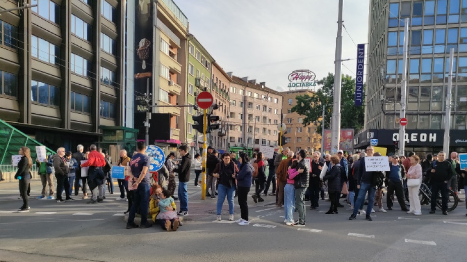 За поредна вечер жители на центъра на София протестират срещу