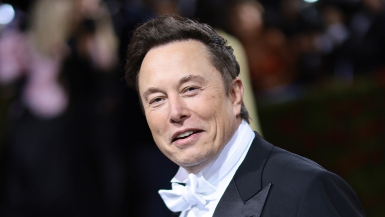 Група акционери в американския производител на електромобили Тесла (Tesla) призовават