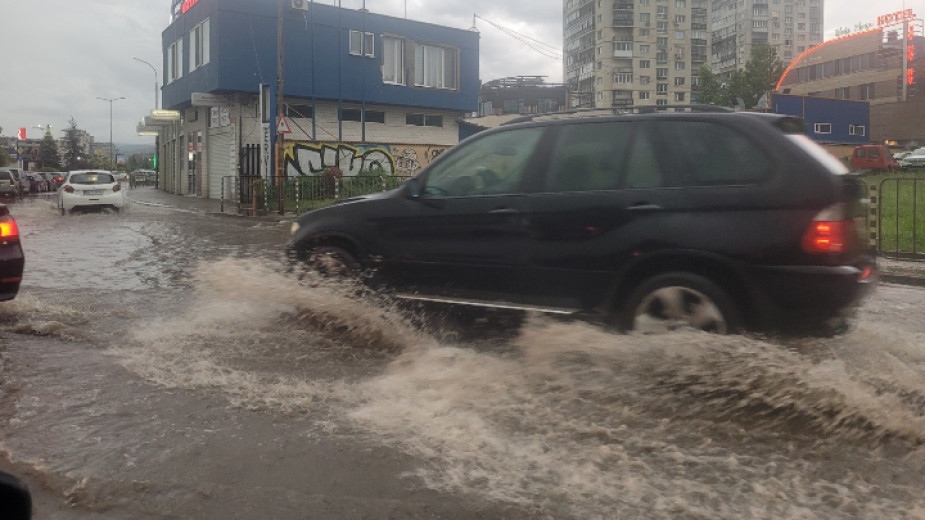 На 5 сигнала за наводнения заради поройния дъжд в София
