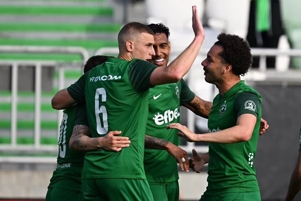 Лудогорец получи шампионската купа след 3:0 над Локо (Пд) у дома 