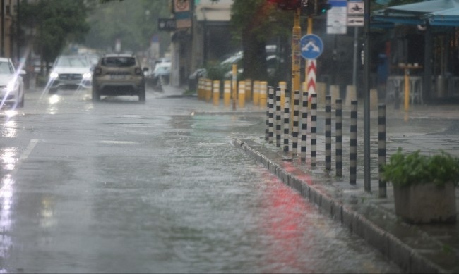 София след гръмотевичната буря: Наводнени подлези, паднала мълния и блокирано движение
