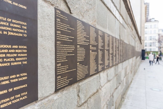 Politico: Трима души оскверниха мемориала на Холокоста в Париж, следите им водят към България
