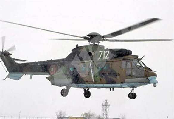 Кугър-ът на военните транспортира пострадал на Рилските езера мъж