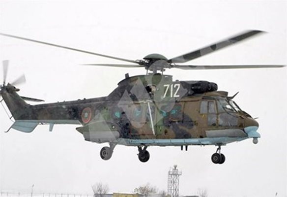 Военнослужещи с вертолет Кугар от състава на Военновъздушните сили изпълниха