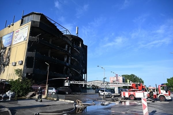 Вижте изгорелия хипермаркет във Варна 