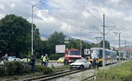 Катастрофа блокира движението на трамваите по столичния булевард „България“ 