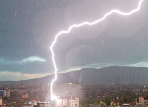 Силна буря връхлетя София Градушка падна в столичните квартали Горна