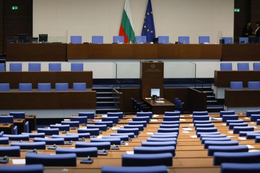 Парламентът заседава извънредно в неделя