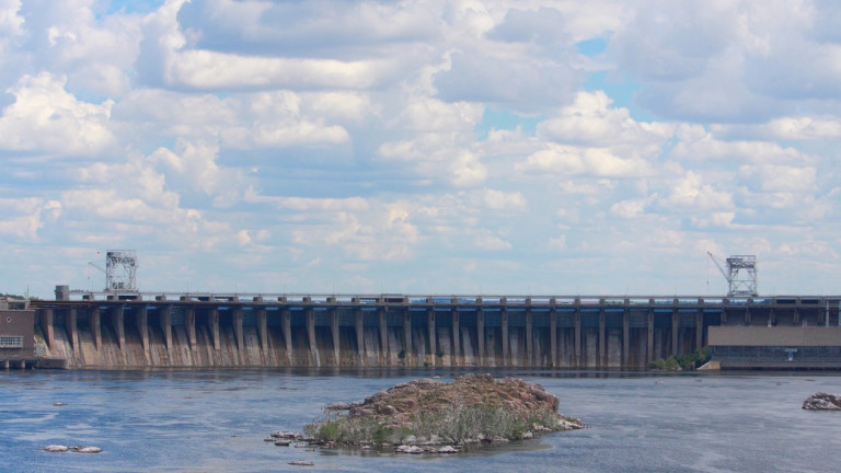 Украинска водноелектрическа централа на река Днепър близо до град Запорожие