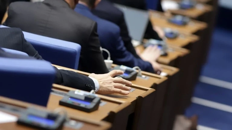 Днес - 2 юни ще има извънредно заседание на парламента относно Сребреница