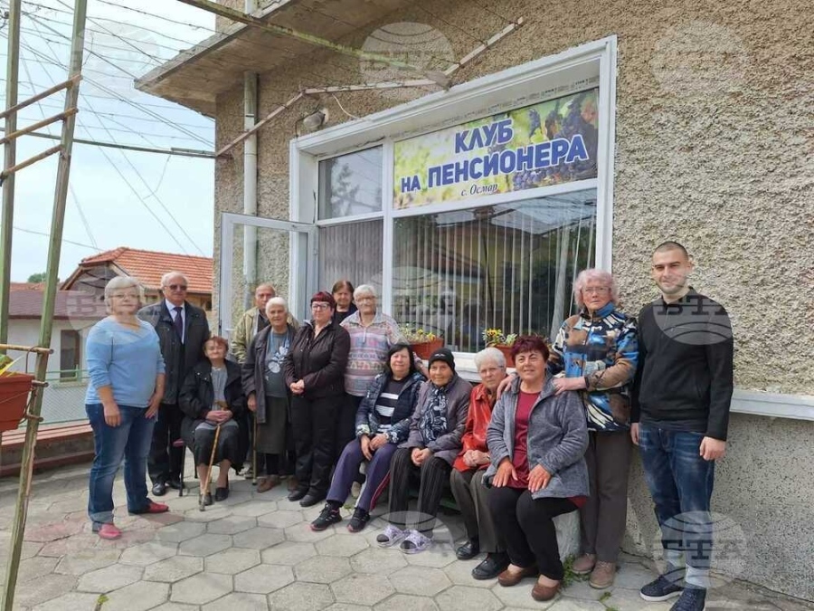 Кандидати за депутати от партия Български гласъ зарадваха с подаръци децата на Шумен и проведоха среща с пенсионери от с. Осмар