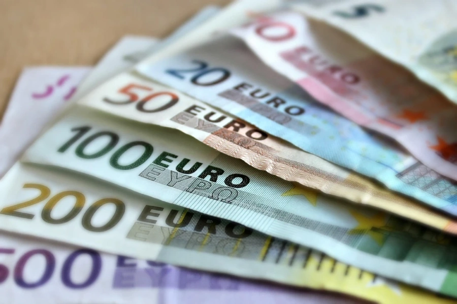 Еврото падна под 1,06 долара