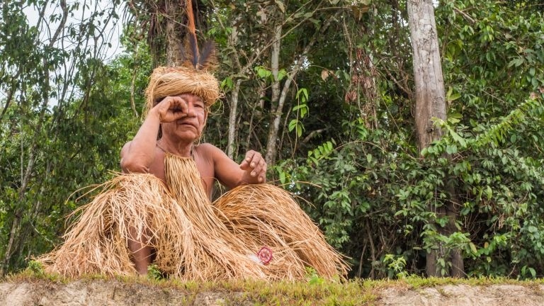 Изолирано племе получи интернет, пристрасти се към порно