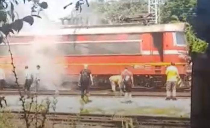 Запали се локомотивът на бързия влак София - Бургас
