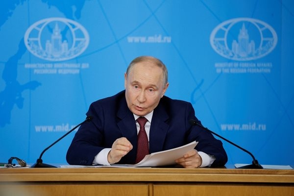 Руският президент Владимир Путин на среща с ръководството на руското външно министерство