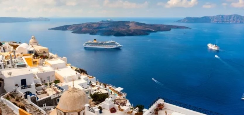Гърция обмисля ограничаване на круизните кораби на Санторини и Миконос