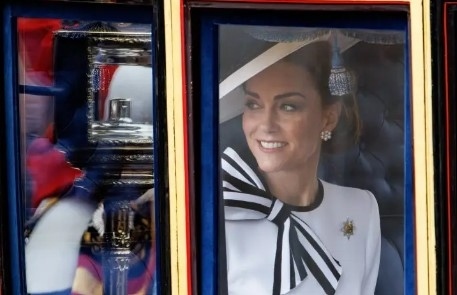 Кралското семейство се събира за военния парад в Лондон. Кейт Мидълтън също присъства (СНИМКИ)