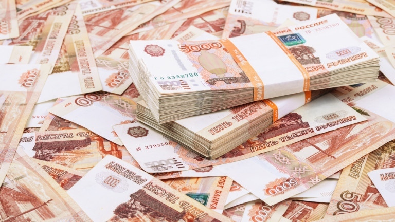 Руската рубла се покачи до едногодишен връх сред ниски обеми на търговията
