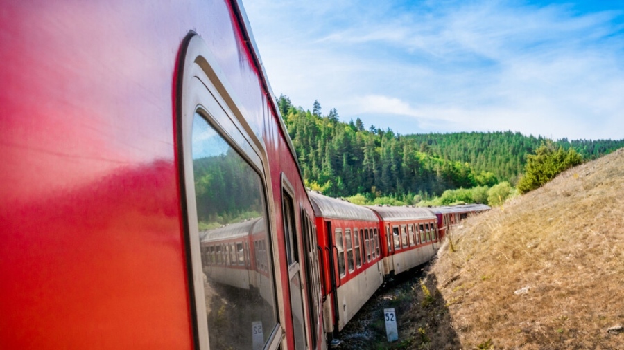 Заради горещините: Влакът София-Варна почти се обърна