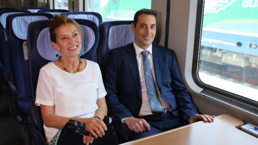Министърът на транспорта и посланикът на Германия представиха модернизираните вагони на БДЖ