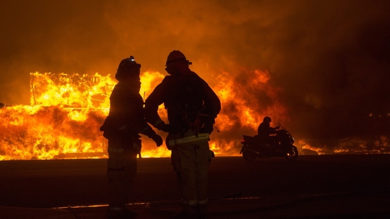 Огнеборци гасят голям пожар в Русе 