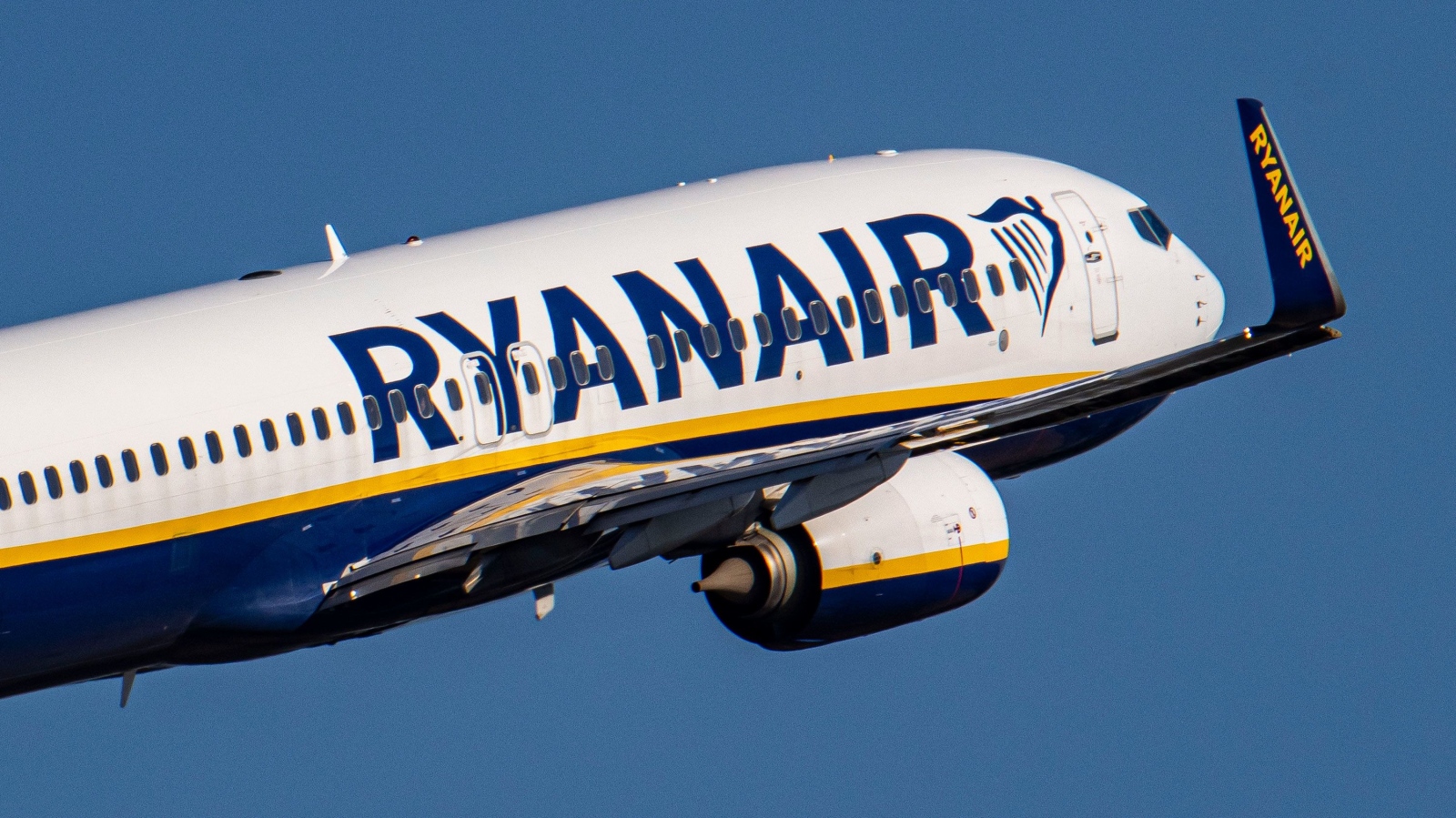 Нискотарифната авиокомпания Ryanair заряза български пътници над 12 часа на