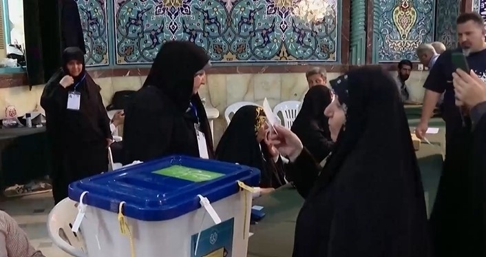 Иран гласува на предсрочни президентски избори