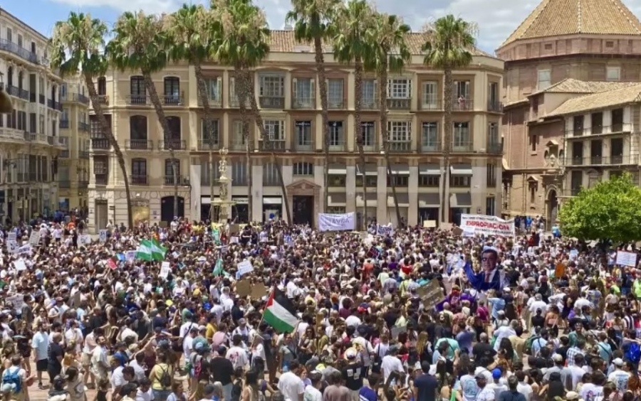 Жители на испанския град Малага излязоха на протест срещу масовия туризъм