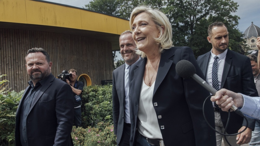 Крайната десница печели на първия тур на парламентарните избори във Франция