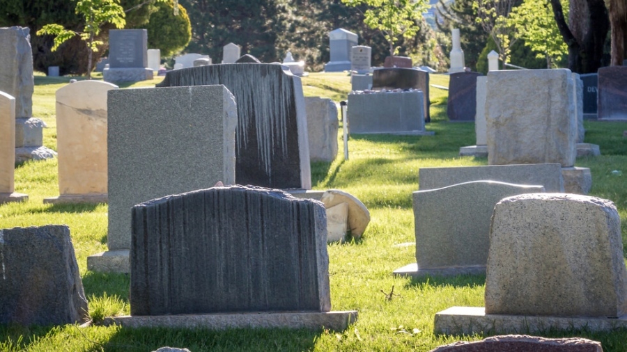 Малолетни вандали са изпотрошили гробището в Нова Загора