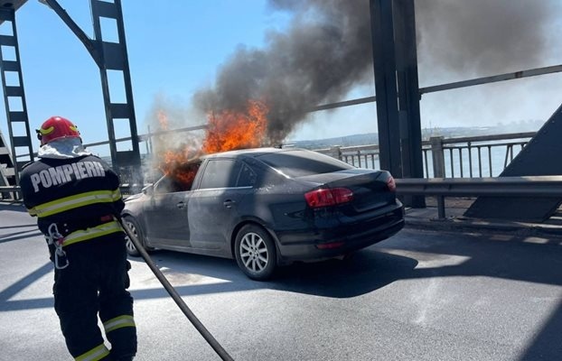 Автомобил с румънска регистрация се е запалил в българския участък