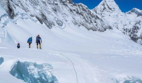 Две двойки се сбиха на Еверест заради снимка (СНИМКА)