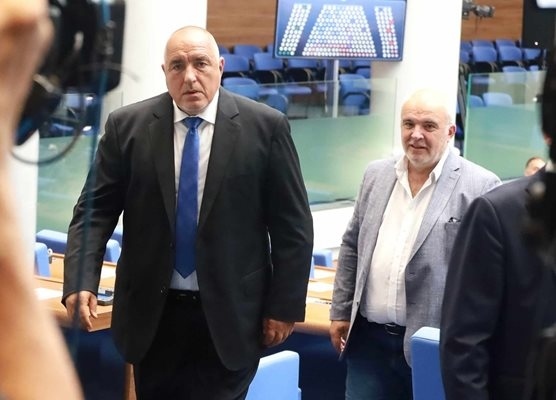 Борисов и Делян Пеевски напуснаха дебата за избор на правителството