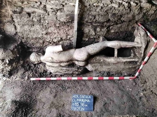 Вдигат с кран уникалната мраморна статуя на бог Хермес от античния град Хераклея Синтика