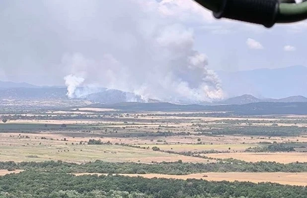 Два хеликоптера от Крумово гасят в Средногорието, включва се и Стрямската бригада 