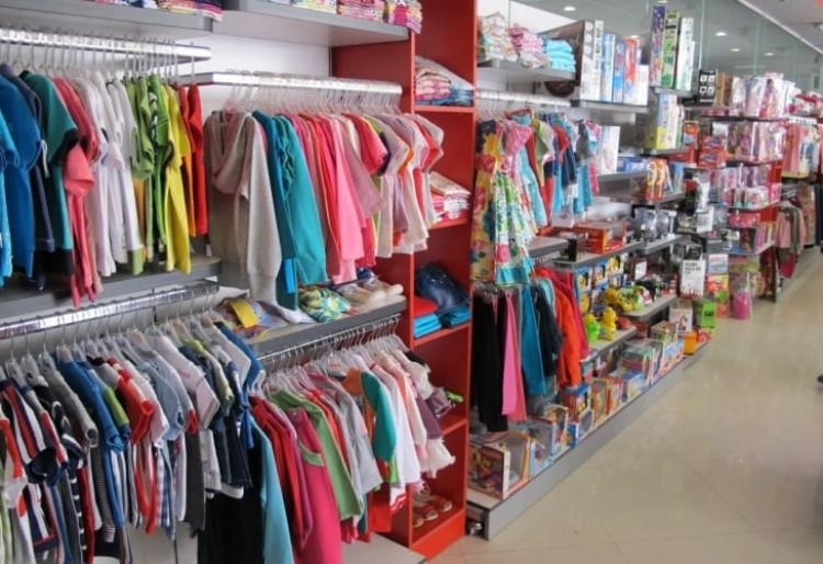 Евтини китайски дрехи заливат родния пазар  
