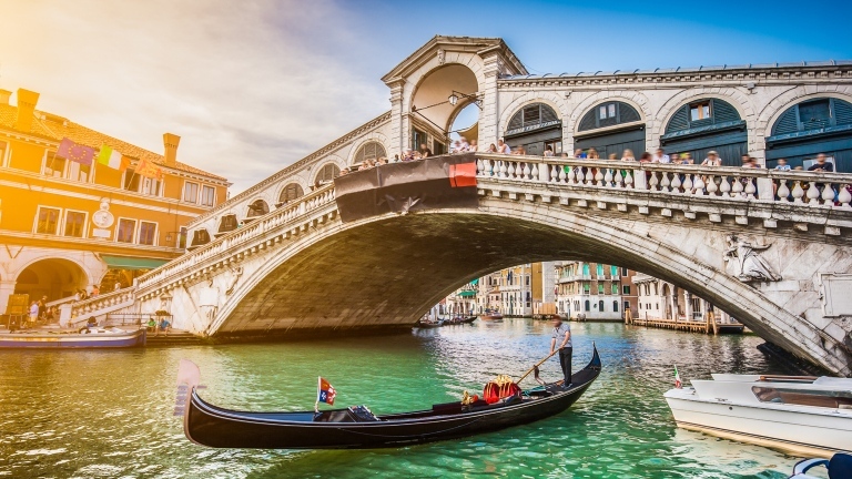 За да ограничи тълпата от туристи, Венеция вероятно ще вдигне входната такса от 2025 година