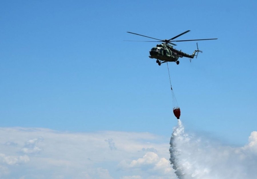 Два хеликоптера се включват в гасенето на пожарите