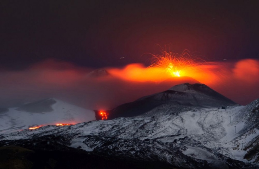 Ново изригване на вулкана Етна затвори летището в Катания