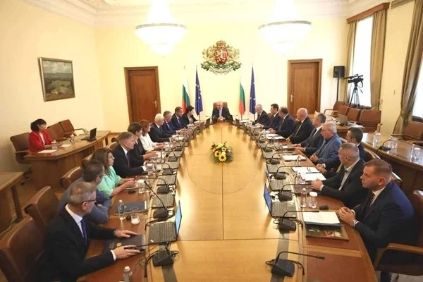 Настаняват пострадалите от пожарите в хотели, подобно на украинските бежанци
