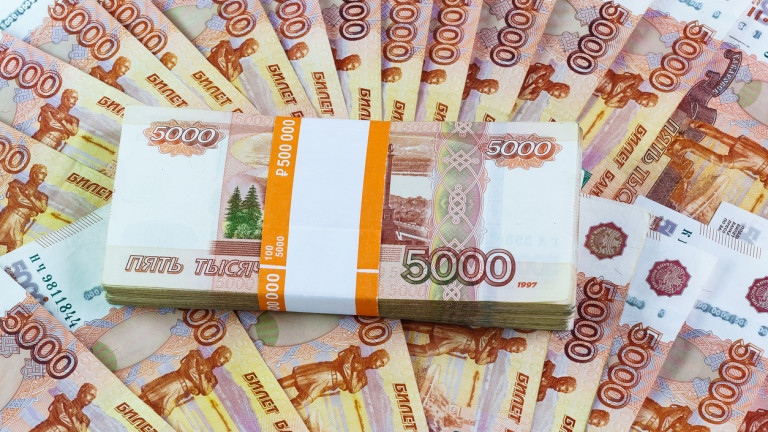 Руската рубла спадна леко спрямо долара в днешната търговия в