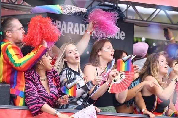 Прайд парадът в Берлин започна с призив за по-голяма защита на правата на ЛГБТ общността