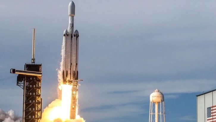 SpaceX отлага първата си частна мисия заради теч на хелий