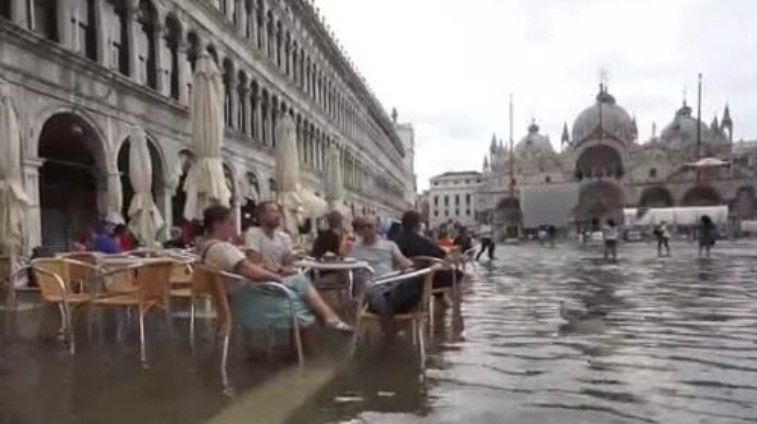 Порои в Италия: Във Венеция пият кафе с крака във водата